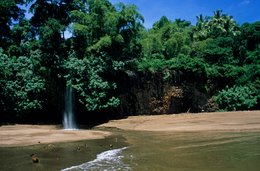 Archipel-des-Comores;-Basalte;-Cascade;-Chute-deau;-Falaise;-Forêt;-France;-Kaleidos;-Kaleidos-images;-La-parole-à-limage;-Laurent-Abad;-Mayotte;-Océan-Indien;-Paysage;-Plage;-Ruisseau;-Stories-Pictures